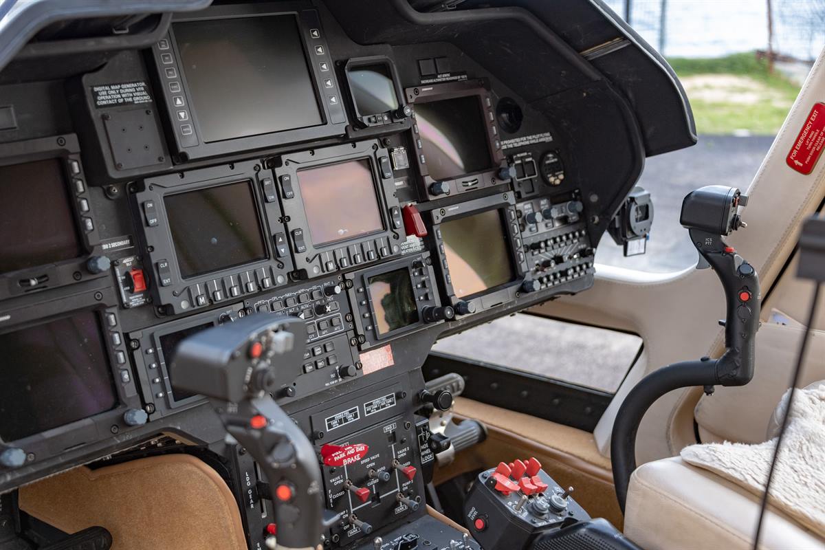 Cockpit eines Helikopters mit Bildschirmen, Schaltern und Steuerkn&uuml;ppeln