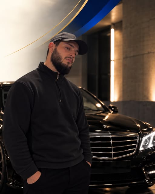 Loris Mannarino, Inhaber von Enzian Glanz, vor einer frisch aufbereiteten Mercedes S-Klasse
