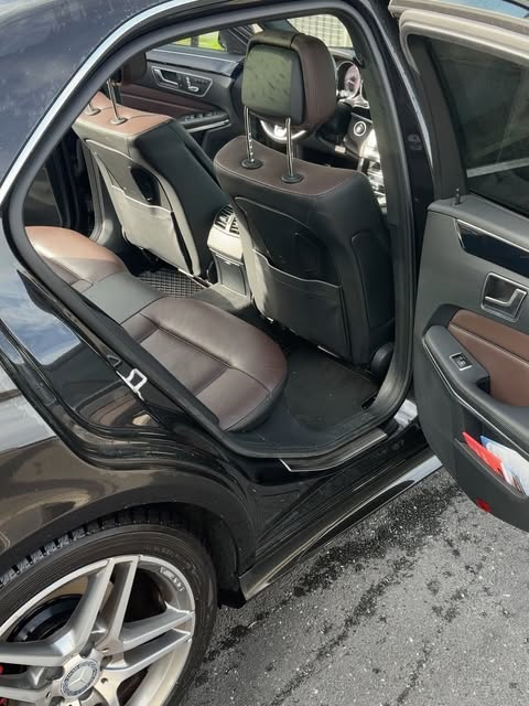 Fond eines Mercedes E350 nach der Aufbereitung, braunes Leder gepflegt