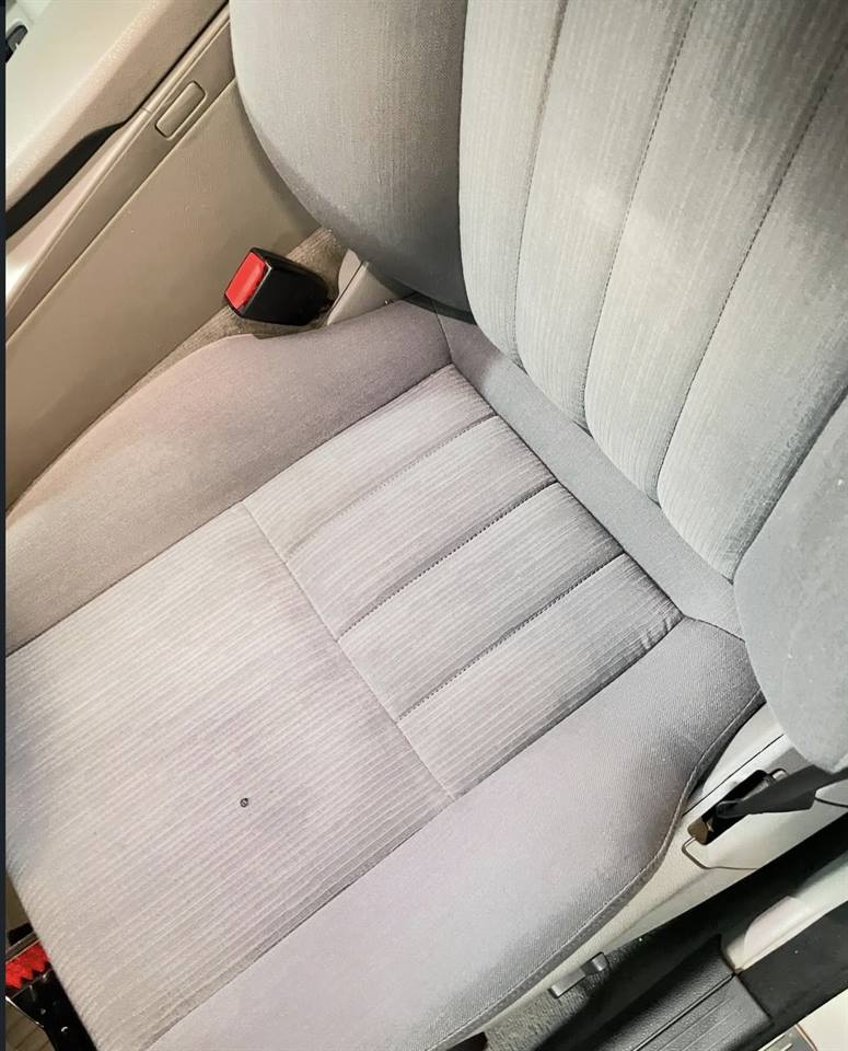 Mercedes C-Klasse, derselbe Fahrersitz nach der Innenreinigung