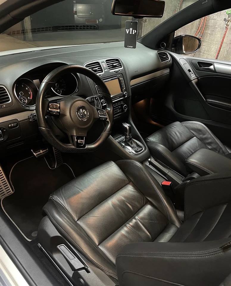 Innenraum eines VW Golf 6 R nach der Aufbereitung, schwarze Ledersitze und Lenkrad