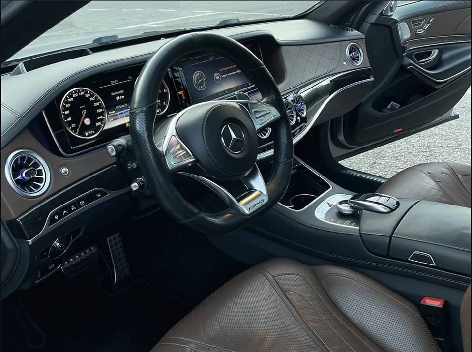 Cockpit einer Mercedes S-Klasse nach der Aufbereitung, Leder und Armaturen gereinigt